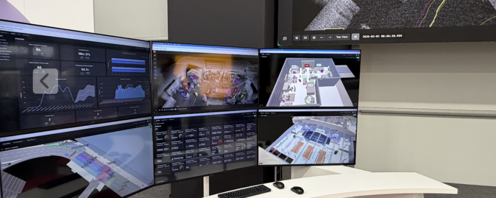 Outsights kontrollstation i Airport of the Future-zonen. På skärmarna visas den motional digital twin som skapas i realtid med hjälp av 3D-lidar: passagerarflöden, köstatistik, 3D-modeller av terminalytor och individuella spårnings-id:n. På den stora skärmen syns det råa punktmolnet där varje person representeras som ett färgkodat kluster. 
FOTO: Nicholas Christiansen
