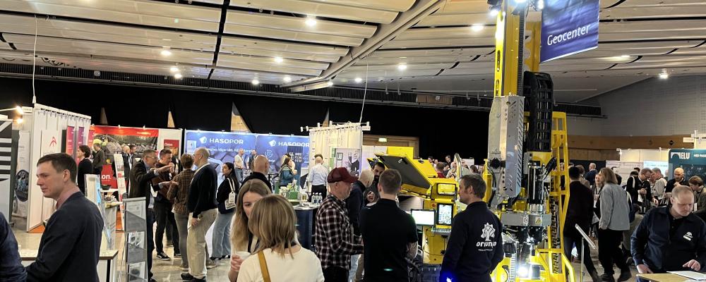 Grundläggningsdagen riktar sig till entreprenörer, beställare, konsulter, myndigheter med flera inom grundläggningsområdet. Vid årets upplaga var det full fart bland montrarna och även föreläsningarna var välbesökta. Huvudman för Grundläggningsdagen är Svenska Geotekniska Föreningen (SGF). Foto: Anders Carlsson