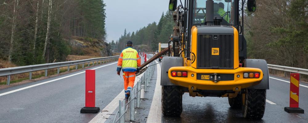 På det statliga stamvägnätet kan Trafikverkets trimningsåtgärder bestå av räcken, säkra sidoområden, poliskontrollplatser, mitträffling, underglidningsskydd för motorcyklister och åtgärder i korsningar.
FOTO: Trafikverket