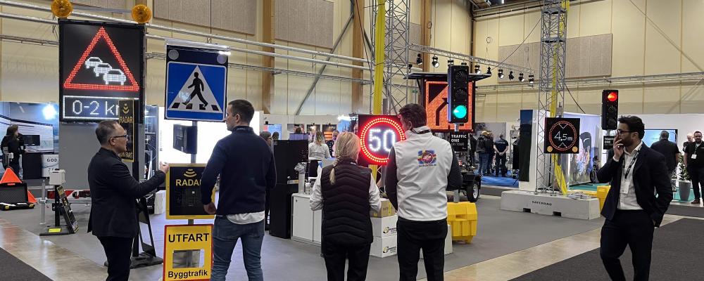 Elmia På Väg:s upplaga 2025 kunde notera fler utställare och fler besökare än någonsin tidigare. Mässan arrangerades i samarbete mellan Elmia och branschföreningarna SBSV, Sveriges Branschförening för Säkrare Vägarbetsplatser, SVBRF, Svenska Väg- och Broräckesföreningen, SVMF, Skandinaviska Vägmarkeringsföreningen samt S.A.K., Säkerhet vid arbete på kommunala gator. Foto: Anders Carlsson