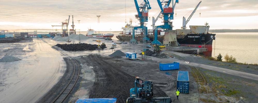 Avtalet mellan Luleå Hamn och Stegra möjliggör utbyggnad av järnvägen i hamnen och ett arrende där Stegra själva investerar i infrastruktur. Foto: Brightnest