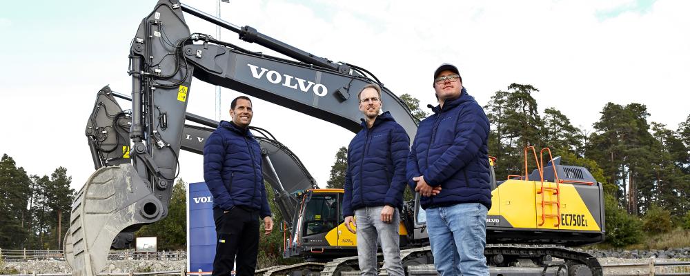 Lagledare Rickard Gerdlöf med förarna och finalisterna Pontus Eriksson och Anton Sjödoff.  Foto: Peter Holgersson