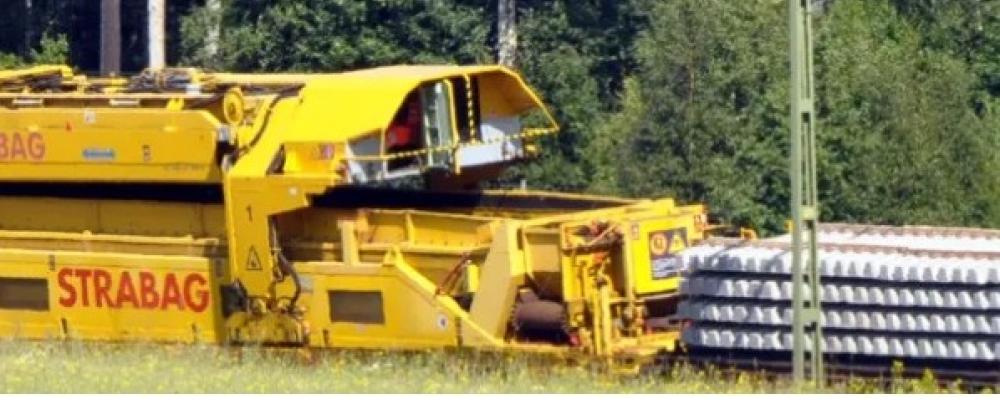 En spårbytesmaskin arbetar längs järnvägen. Maskinen används för att byta räler och slipers vid större underhållsarbeten. Foto: Trafikverket