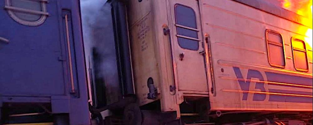 Ukrainskt passagerartåg brinner efter ryskt luftangrepp. Foto: Ukrainska järnvägsbolaget Укрзалізниця (Ukralitznya)