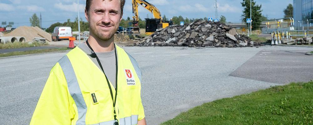 Albin Carlsson, trafikingenjör i Burlövs kommun, startade ett AI-projekt för att analysera skicket på vägarna i kommunen. Foto: Burlövs kommun
