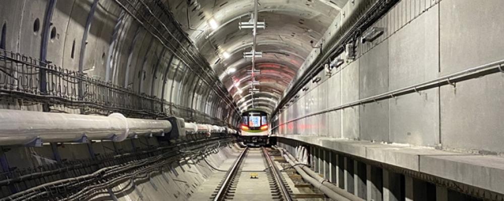 Det nya systemet är utformat för tät trafik med förarlösa tåg och syftar till att förbättra tillgängligheten mellan bostadsområden, arbetsplatser och viktiga transportnoder. Projektet har dock präglats av förseningar och etappvis idrifttagning, där olika delar av nätet öppnats vid olika tidpunkter. Foto: Alstom