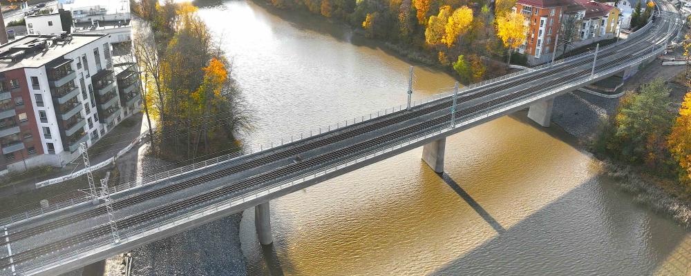 Auraåns järnvägsbro. Projektet genomförs under perioden 2021 till 2026 och har fått stöd från Europeiska unionen både i planerings- och byggskedet. Foto: Finlands Trafikledsverk (Väylävirasto)