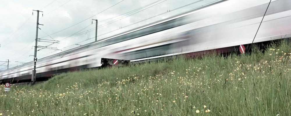 Automatiserad tågdrift kan göra järnvägen mer effektiv. Inom EU-RAIL-projektet FP1 MOTIONAL analyseras positiva och negativa effekter genom simuleringar för att öka kunskapen i branschen. Foto: Bruno Raffa/Unsplash