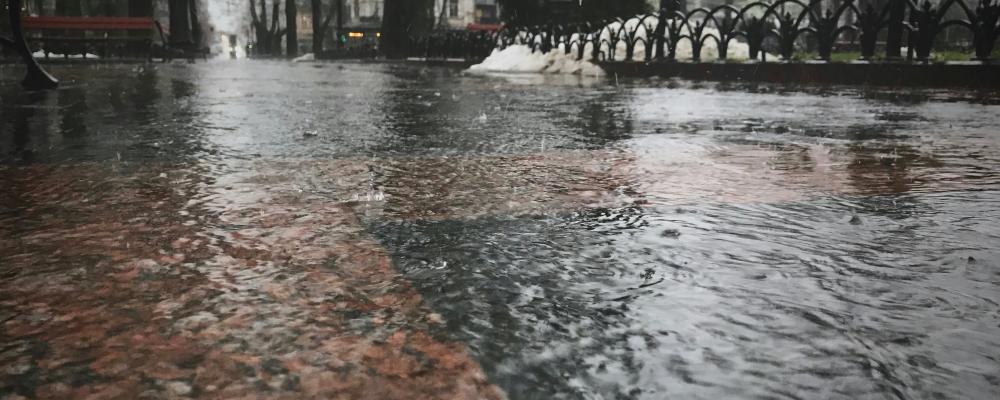 Kraftigt regn orsakar översvämningar på gator i Odesa, Ukraina. Foto: Igor Tudoran/Unsplash
