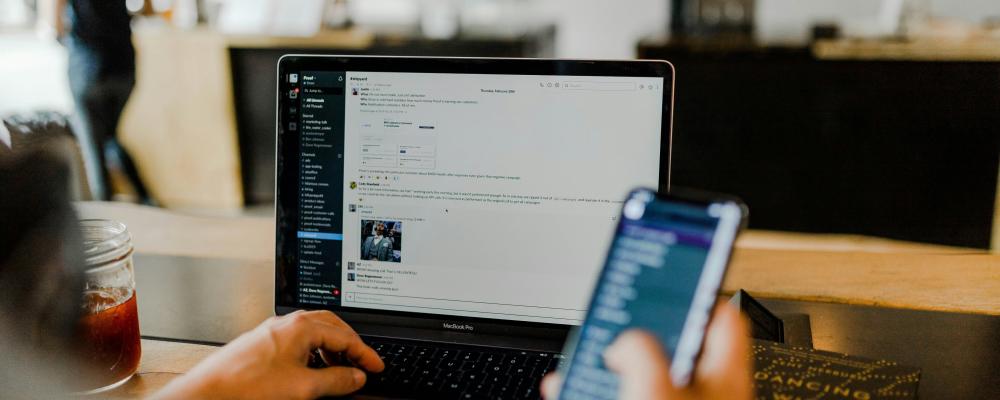Slack-meddelande där ett team kommunicerar och samarbetar i appen via dator och mobil. Foto: Austin Distel/Unsplash