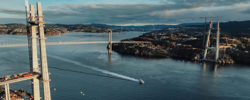 Brotornen till Nya Sotrabron nådde officiellt sin fulla höjd sent i går, den 3 december. Bilden är från i dag, och som man kan se reser sig de två tornen 145 meter över inseglingen till Bergen.
Foto: Bjarte Ågotnes Olsen / Statens vegvesen