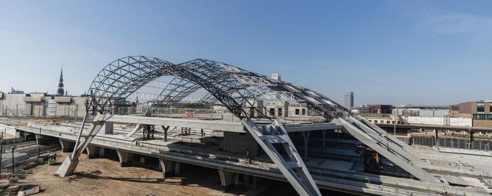 Nyligen meddelade Rail Baltica-projektets lettiska genomförandeorganisation Eiropas Dzelzceļa līnijas (EDzL) att arbetet med den södra delen av Rigas centralstation har återupptagits. Beskedet kommer efter att den lettiska regeringen har beslutat att omfördela 114 miljoner euro från Europeiska unionens återhämtningsfond för att säkerställa att projektet kan slutföras. Foto: Rail Baltica