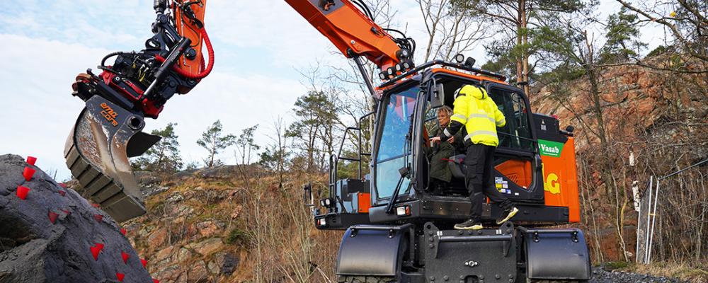 Tekniknämndens ordförande Monica Neptun rattade den eldrivna grävmaskinen. Foto: ByggDialog
