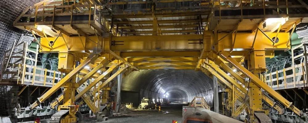I tunneln sker gjutningen i etapper om tolv meter, med en ny sektion varannan dag.  Foto: BaneNor
