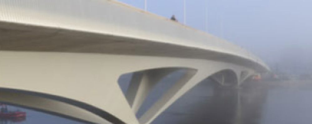 Med ett 19,4 meter brett däck finns plats för kollektivtrafik, gångtrafikanter och cyklister De djupa grundförhållandena, med berg på upp till 80 meters djup, löstes med stålkärnepeler förankrade i berget. Foto: Niklas Hart