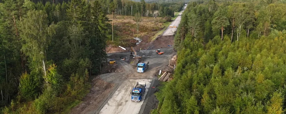 De två vägtrummorna av stål över bäcken vid Knäsjöns utlopp norr om Säffle har ersatts av en ny rörbro. Foto: Trafikverket