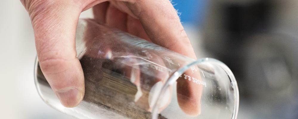 Bottenaska efter förbränning av briketter tillverkade av avloppsslam och torrt strå. Foto: Luleå tekniska universitet