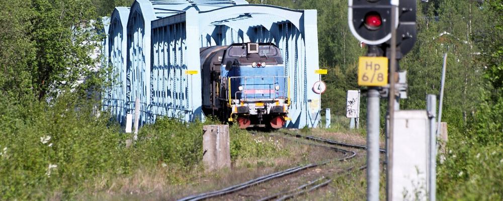 Green Cargo T44 362 med tåg på bro över Torne älv år 2009. Foto: Bobo11/Wikimedia Commons/https://commons.wikimedia.org/wiki/File:Eisenbahnbr%C3%BCcke-Torne-%C3%A4lv6040991.jpg