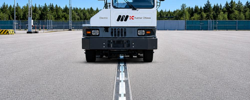 Tekniken bygger på konduktiv laddning via en skena i vägbanan som gör det möjligt för fordon att ladda automatiskt under körning – så kallad dynamisk laddning. Foto: Elonroad