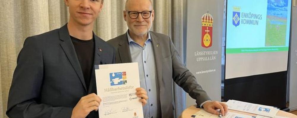 Jesper Englundh, kommunalråd, signerade ett nytt hållbarhetslöfte för bland annat Enköpings kommuns vatten. Foto: Länsstyrelsen