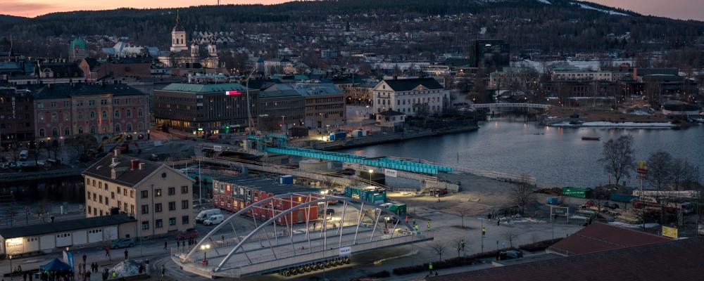 Flytten tog cirka två timmar och väl på plats vid brofästet sköts bron ut bit för bit tills den nådde mitten. Foto: Peab