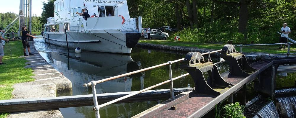 Hjälmare kanal vid Hällby slussar. Foto: Holger.Ellgaard/Wikimedia Commons/https://commons.wikimedia.org/wiki/File:Hj%C3%A4lmare_kanal,_juli_2019f.jpg