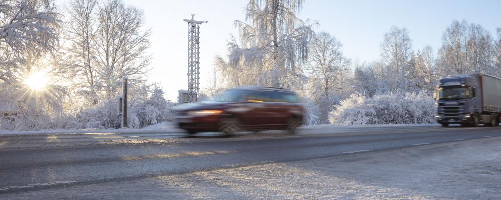 Väder är lokalt och temperaturen på vägens yta kan skifta snabbt, det innebär stora variationer i väglag. Foto: Jonas Fältman