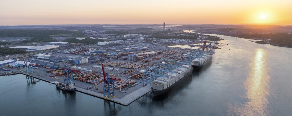 Visionsbild av Skandiahamnen där två fullastade oceangående fartyg ligger vid kaj. Bild: Göteborg hamn