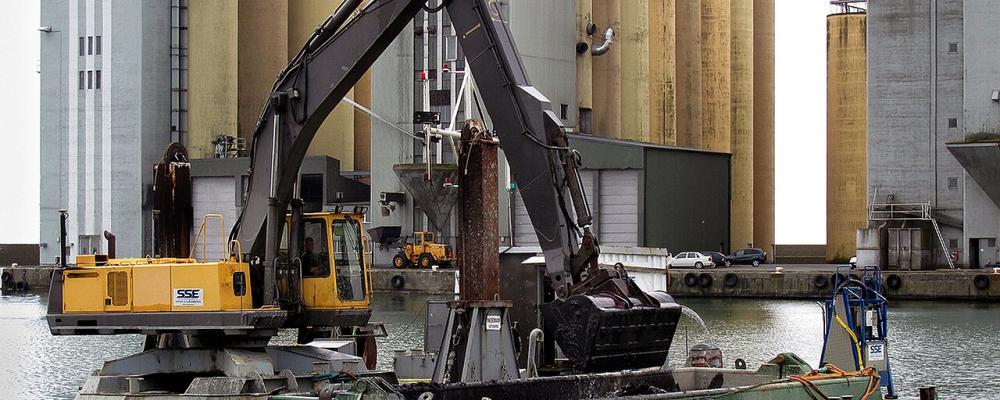 Muddring i Ystads hamnbassäng. Minskad fysisk påverkan är en viktig åtgärd i havsmiljön. Foto: Jonn Leffmann/Wikimedia Commons/https://commons.wikimedia.org/wiki/File:Muddring_-_Ystad-2015.jpg