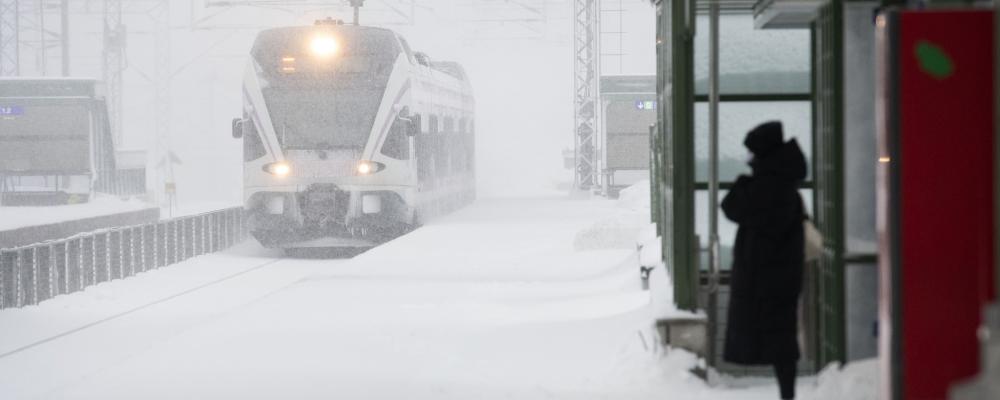 Tåg anländer till Huopalahti station i Finland. Foto: Väylävirasto