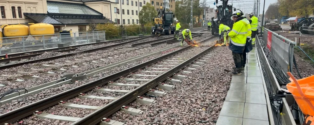 Efter 65 timmars intensivt arbete med tågstopp kunde trafiken släppas på igen. Foto: Charlii Enström/Trafikverket