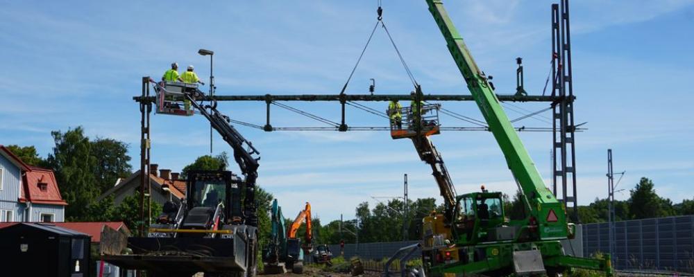 Rivning av gammal kontaktledningsbrygga i Lerum. Hela elkraftsanläggningen mellan Göteborg och Alingsås ska bytas ut. Foto: Trafikverket
