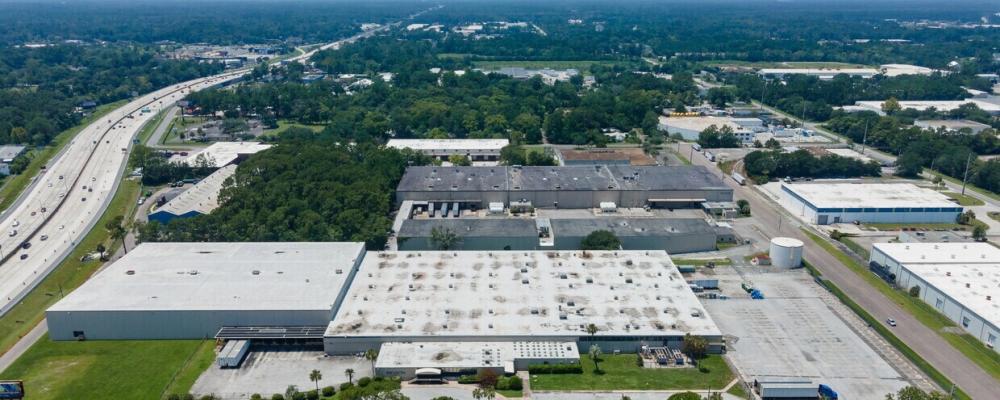 IP Capital Partners avyttrade nyligen en lagerbyggnad i Jacksonville, USA till Easton & Associates som köper denna industrifastighet från 1956. Investeringsbolaget IP Capital Partners har sålt en lagerfastighet på cirka 19 200 kvadratmeter för 8,5 miljoner dollar. Fastigheten är klassad för lätt industriell användning. Affären gäller en industribyggnad belägen på adressen 540 Beautyrest Avenue i Jacksonville. Köpet genomfördes av Collin Easton, delägare i Easton & Associates, medan Josh Procacci, investeringschef på IP Capital Partners, representerade säljaren. Försäljningen rapporterades av CoStar Research den 15 juli 2025. Foto: CoStar Research