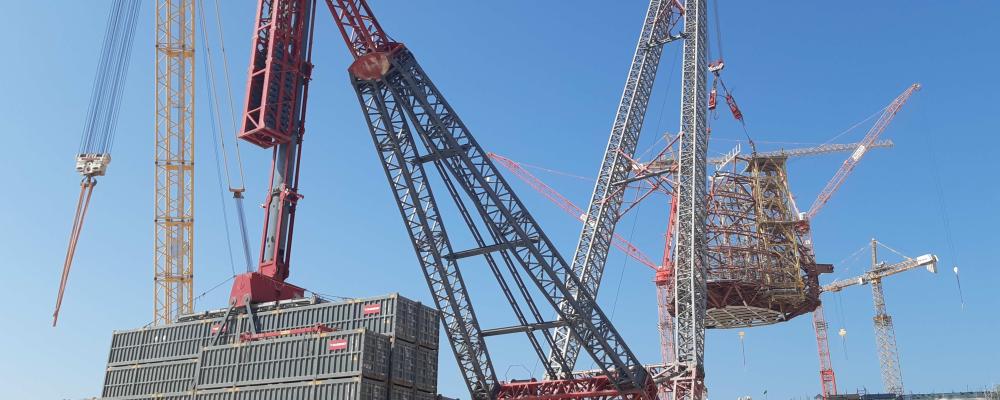 Kranens räckvidd gjorde det möjligt att placera den utanför de mest intensiva arbetszonerna och ändå nå lyftpunkterna inne i byggnaden. Det minskade trängseln och gjorde att parallella arbeten kunde fortsätta. Foto: Mammoet