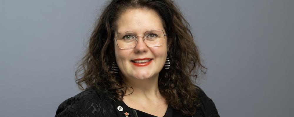 "Vi efterfrågar snabba, genomförbara beslut som ger fler och punktligare tåg på Mälarbanan och ett mer robust system, även med hänsyn till totalförsvarets behov", fortsätter Jenny Landernäs, regionråd. Pressbild: Region Västmanland