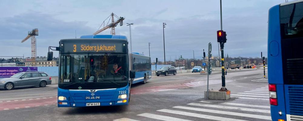 Trafikavtalens effekt på den interregionala tillgängligheten har blivit sämre över tid, enligt Riksrevisionen. Bussar vid Slussen i Stockholm. Foto: Stina Wikenberg