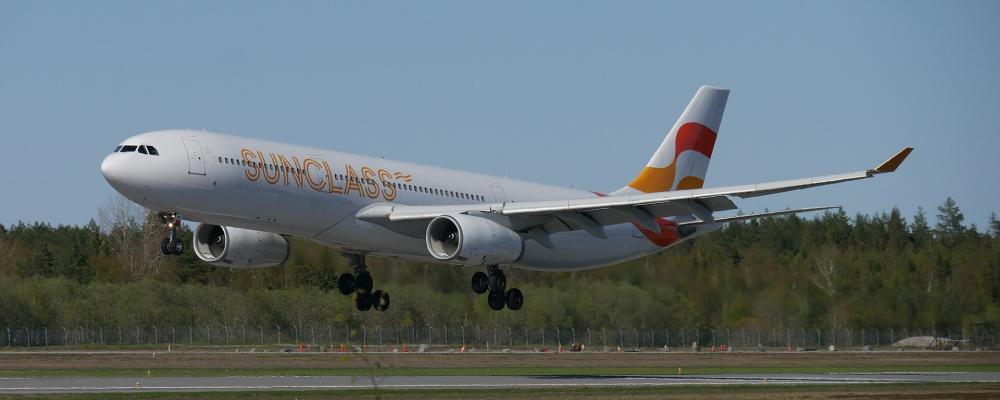 Sunclass OY-VKI landar på Arlanda. Foto: Maxholnwbrg/Wikimedia Commons/https://commons.wikimedia.org/wiki/File:OY-VKI_ARLANDA_V%C3%85R_2024.jpg