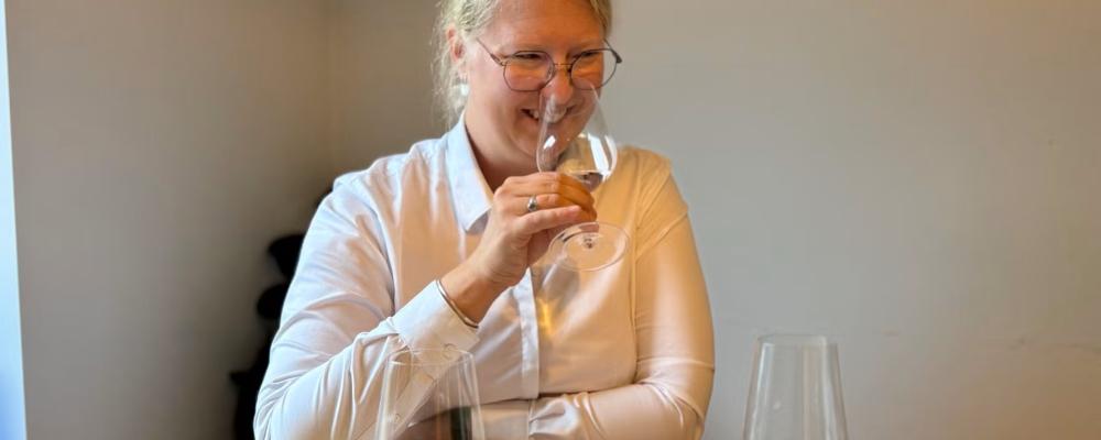 Den prisbelönta sommelieren Emma Ziemann skulle dricka ett år gammalt krisvatten om det inte fanns ett alternativ. Foto: Louise Utter Otterdahl
