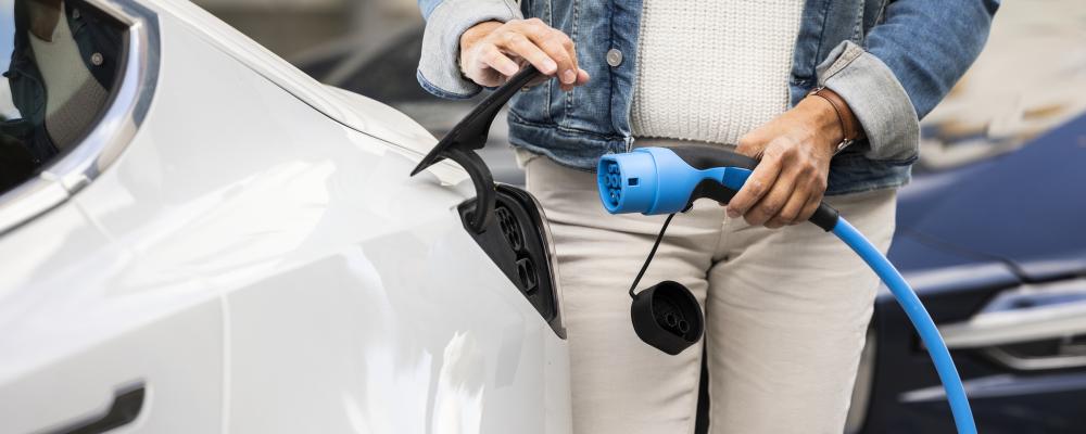 MSB, Boverket och Elsäkerhetsverket har i ett gemensamt regeringsuppdrag tagit fram en vägledning om säker laddning, installation och användning av elfordon. Foto: MSB