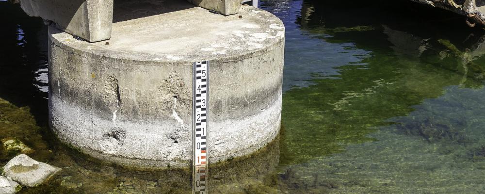 Vattennivåmätare i fiskeläget Lickershamn i Stenkyrka på Gotland 3 2025. Foto: Bene Riobó/Wikimedia Commons/https://commons.wikimedia.org/wiki/File:Lickershamn_17.jpg
