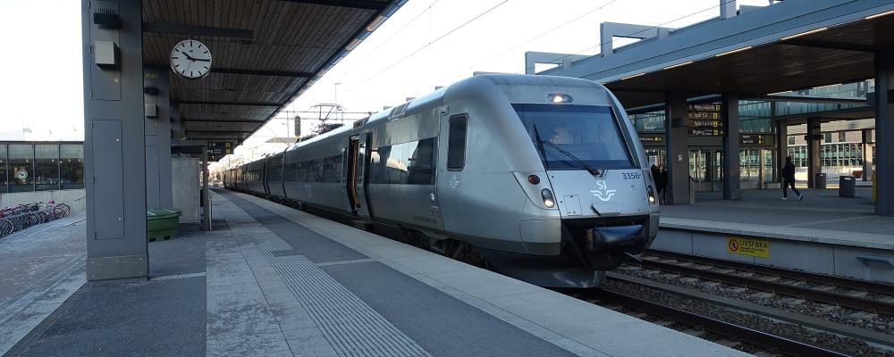 Tåget X55 3356 vid Linköpings central. Foto: G ochJ/Wikimedia Commons/https://commons.wikimedia.org/wiki/File:2016-12-06_183_X55_3356_i_Uppsala.jpg