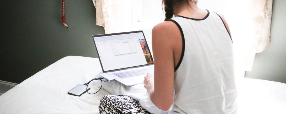 Problemet är att det finns begränsad forskning om hur olika grupper faktiskt beter sig och lär sig cybersäkerhet. Kampanjer blir mindre effektiva när de inte tar hänsyn till skillnader mellan målgrupper, till exempel digital vana, internetanvändning, risker, förtroende för avsändare och vilka format människor föredrar. Foto: dylan-gillis/Unsplash