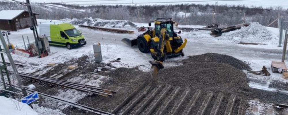 Sliprar läggs på plats vid återställningsarbetet på Malmbanan Foto: Trafikverket