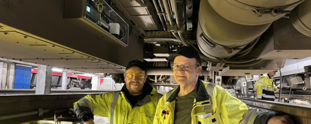 Mantenas servicepersonal vid arbete med en nyutvecklad sensorbox som nu installeras på alla SJs tågsätt av Typ 93. Foto: Mantena