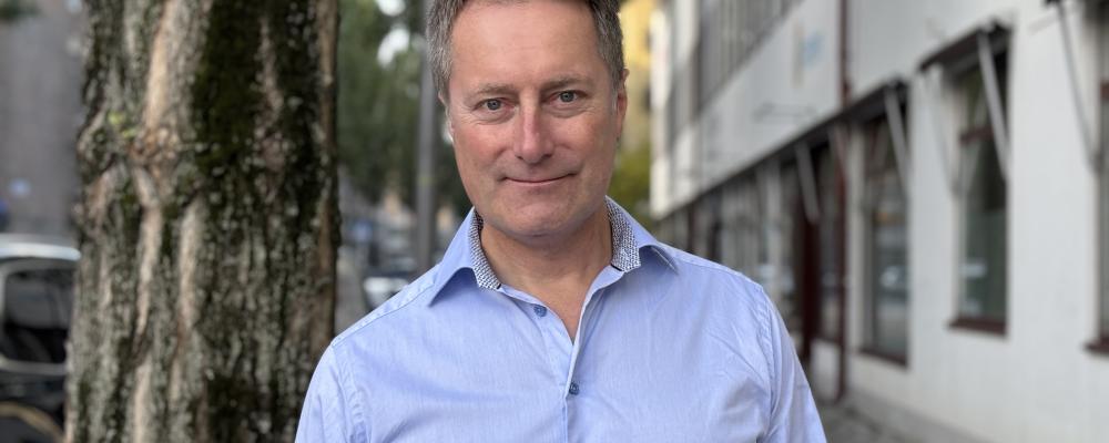 Mats Karlsson tilldelas Polhemspriset 2025 för banbrytande innovationer inom internetuppkoppling i kollektivtrafiken. Foto: Icomera/Marina Bergozza