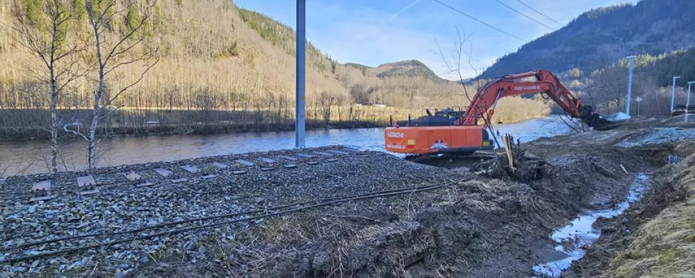 Grävmaskin i arbete längs Meråkerbanan. Foto: Bane NOR