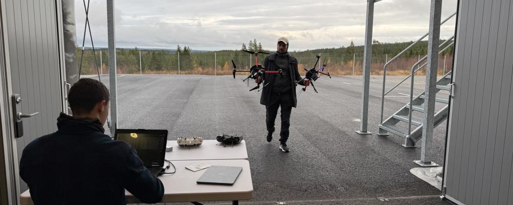 Mindre drönare användes för att simulera större spridningsdrönare, och resultaten från volymtesterna var mycket goda. Foto: Skellefteå Science City