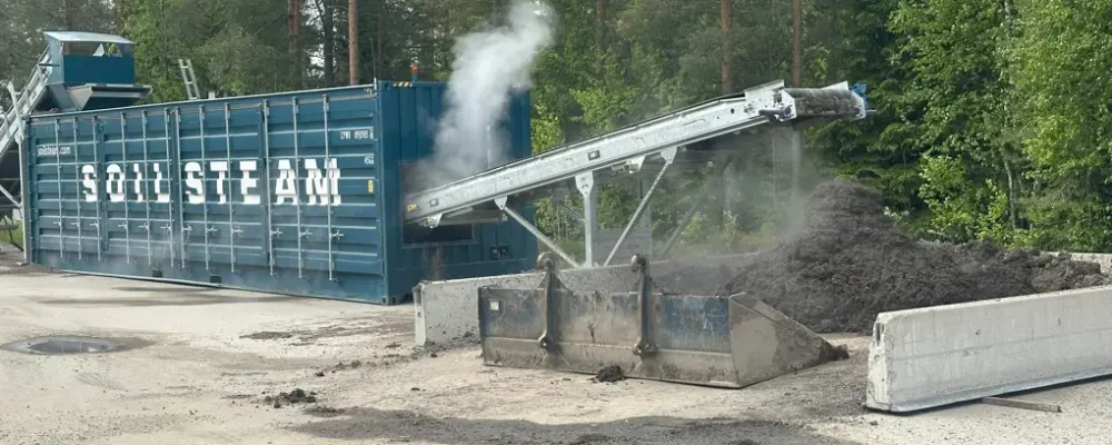 Metoden innebär att jorden hettas upp med vattenånga för att döda växtens frön. Foto: Trafikverket
