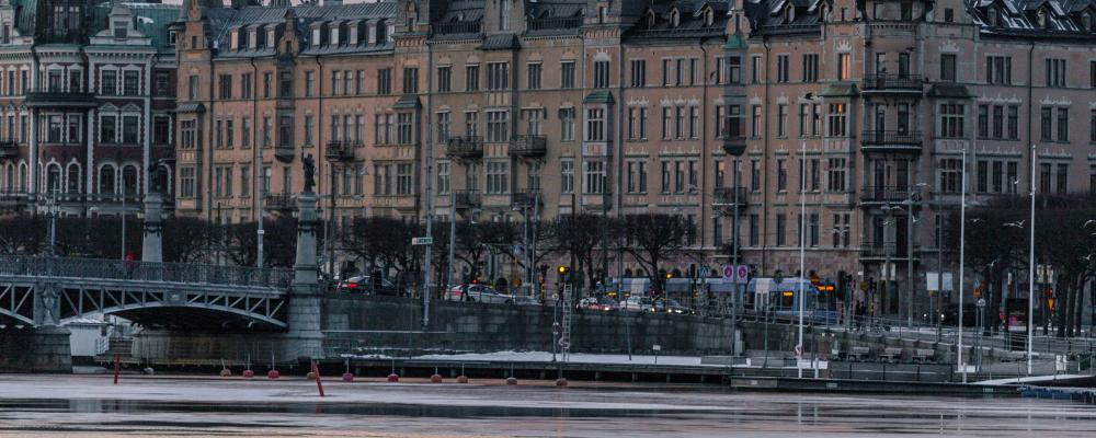 Ett av förslagen är att binda ihop Karlberg och Djurgårdsbron med en sammanhängande kajpromenad för gående och cyklister. Foto: marten bjork/Unsplash