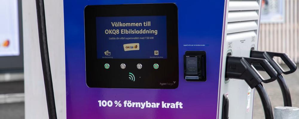 Pilotprojektet i Nacka visar hur lokalproducerad solenergi, förnybar energi och smart teknik tillsammans kan skapa nya lösningar för elektrifierade transporter.  Foto: OKQ8